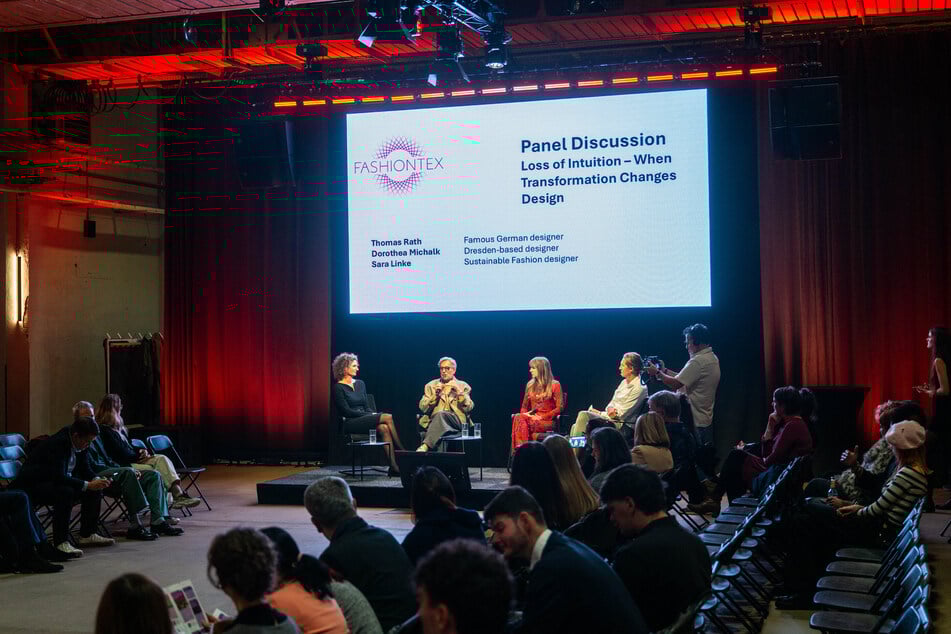 In einer Gesprächsrunde disktuierte Thomas Rath (59) mit den Designerinnen Sara Linke aus Zwickau und Dorothea Michalk aus Dresden über technologischen Wandel in der Modebranche.