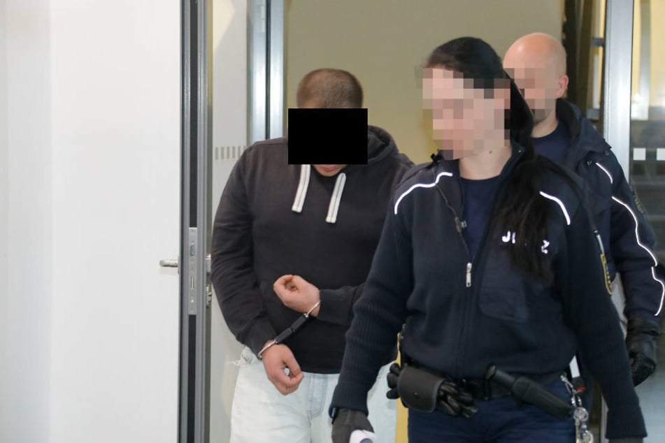 Marcel P. (31) wird aus der Haftzelle vorgeführt. An Einbrüchen will er nicht beteiligt gewesen sein.