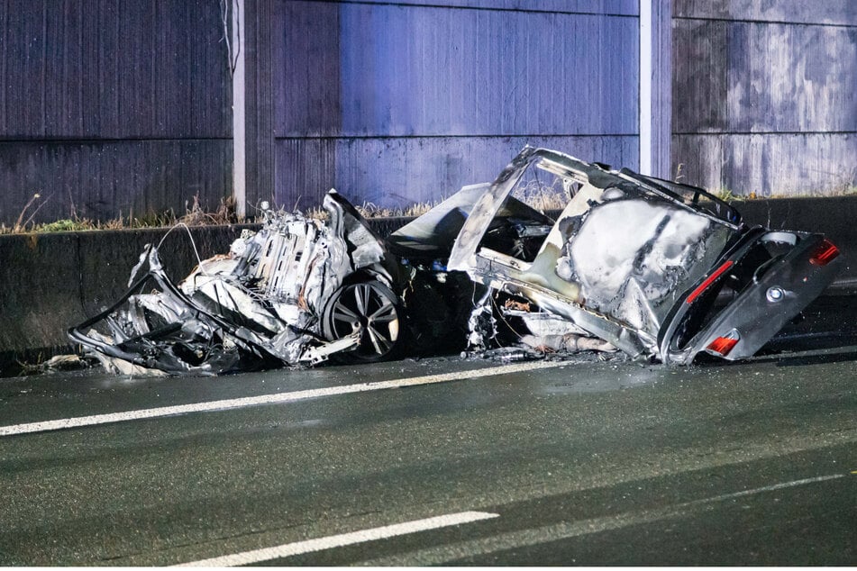 Das völlig zerstörte Auto des Unfallopfers auf der A59.