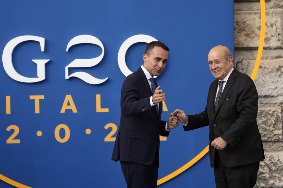 Die Außenminister der G20-Staaten beraten sich aktuell im süditalienischen Matera: Hier begrüßen sich der italienische Außenminister Luigi Di Maio (34, l.) und sein französischer Amtskollege Jean-Yves Le Drian (73).