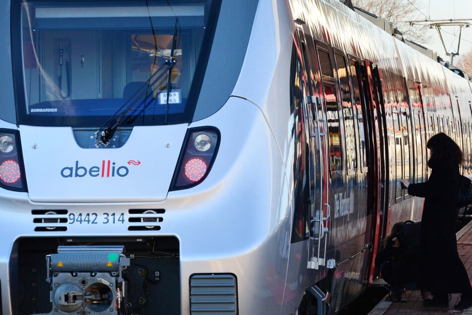 Mit 32 Fahrgästen an Bord strandete ein Regionalexpress in der Nähe des Hallenser Hauptbahnhofs. (Symbolbild)
