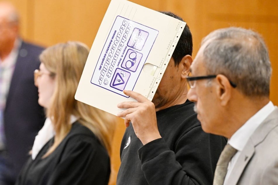 Laut Staatsanwaltschaft soll der Angeklagte (verdeckt) das Feuer gelegt haben, weil er in eine andere Unterkunft wollte.
