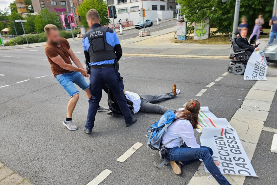 Am Freitag blockierten Klimakleber die Zwickauer Straße in Chemnitz. Diese Aktion hat nun rechtliche Konsequenzen.