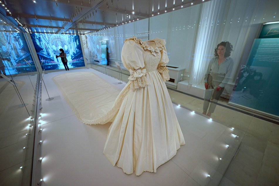 Das Hochzeitskleid mit der spektakulären lange Schleppe von Prinzessin Diana (†36).
