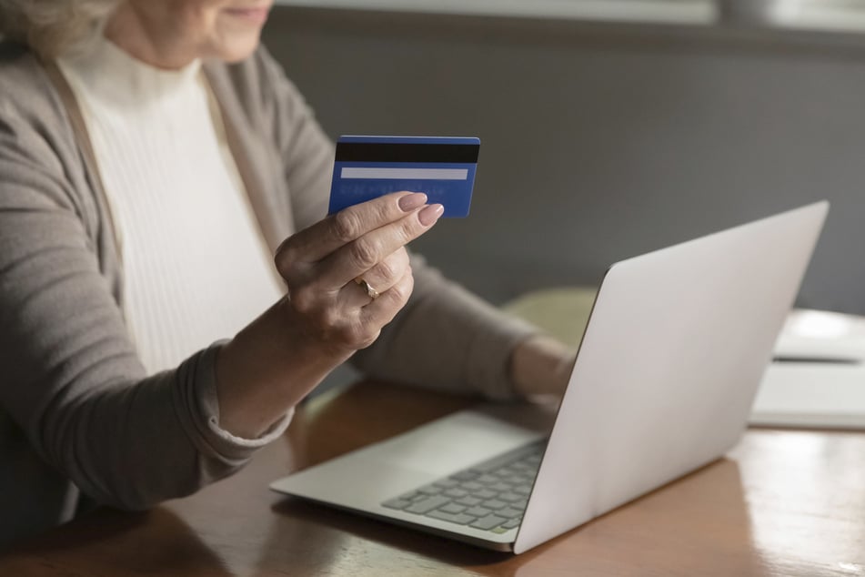 Eine 79-jährige Erfurterin wurde von Betrügern über eine Internetseite um 8800 Euro gebracht. (Symbolfoto)