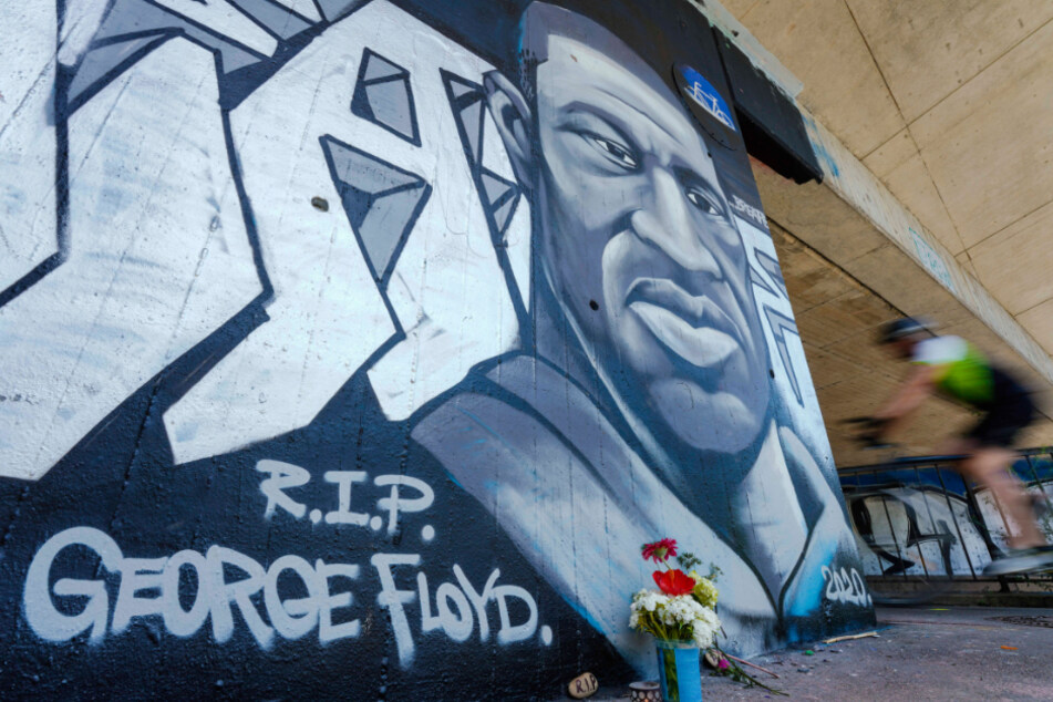 Ein Radfahrer fährt an einem Bild des Straßenkünstlers Gonz vorbei, das an einer Unterführung im Schlossgarten das Gesicht des den vor rund einer Woche in der US-amerikanischen Stadt Minneapolis getöteten Afroamerikaners George Floyd neben dem Schriftzug "R.I.P. George Floyd" zeigt.