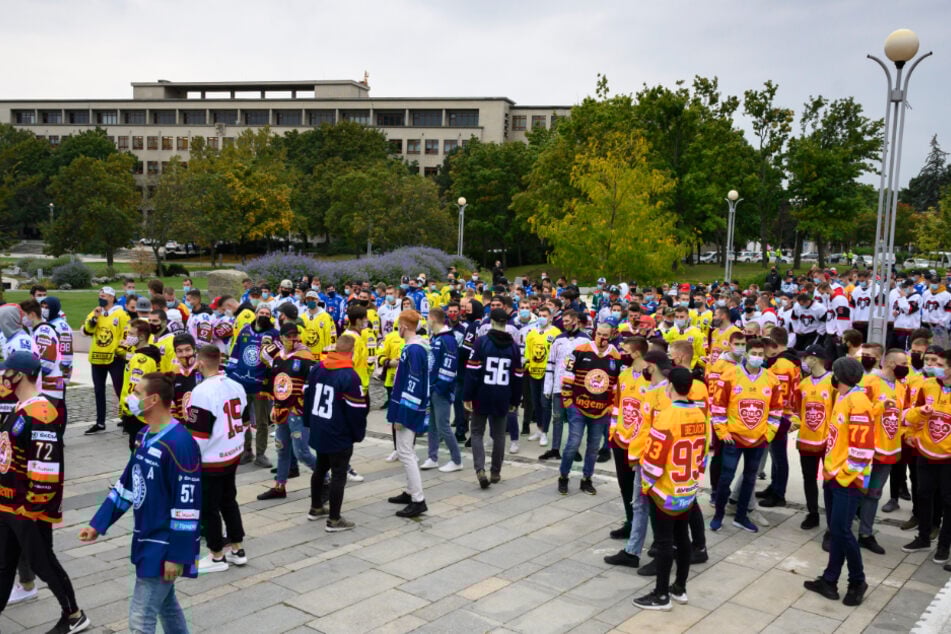 Eishockeyspieler protestieren vor dem Regierungsamt gegen Corona-Maßnahmen der slowakischen Regierung. Wegen der zuletzt rasant gestiegenen Zahl an Corona-Infektionen hat die slowakische Regierung am Mittwoch den Notstand ausgerufen.
