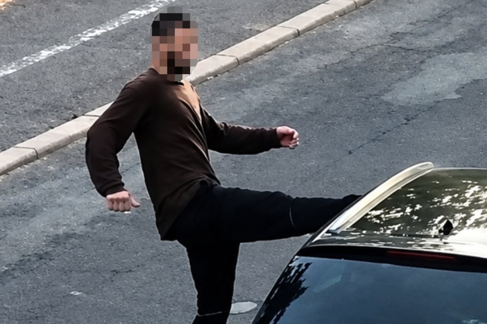 Autos demoliert: Junger Mann lässt seinen Aggressionen freien Lauf