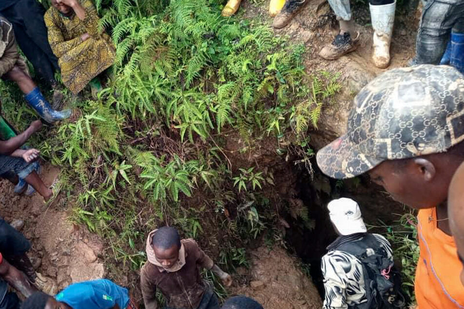 People search for victims and survivors at the site of the collapse in Kamituga.