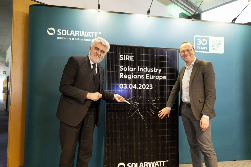 Umweltminister unter sich: Armin Willingmann (60, SPD, Sachsen-Anhalt, l.) und Wolfram Günther gestern bei Solarwatt in Dresden.