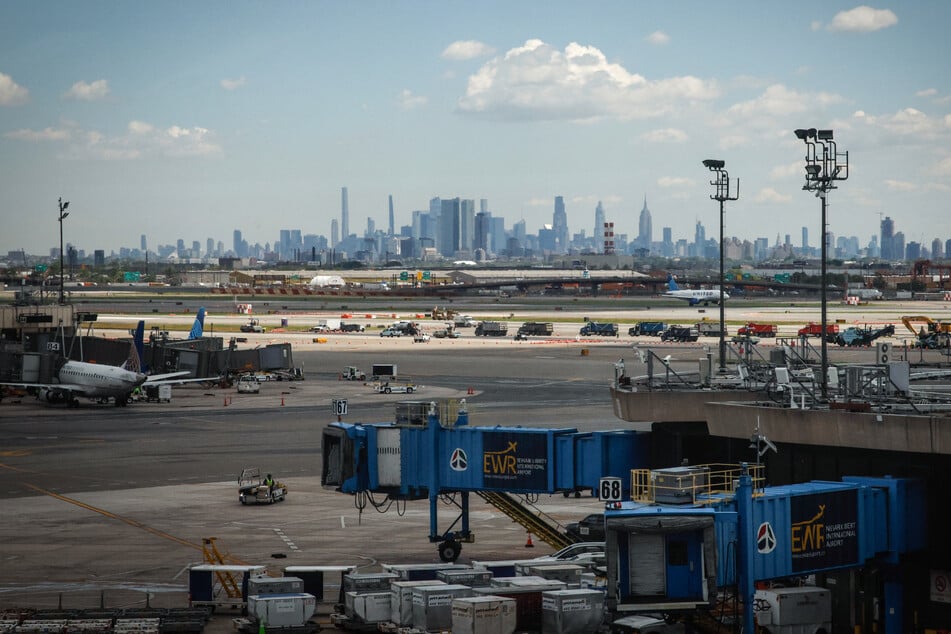 US authorities said the overstretched airport of Newark, one of three serving the New York metropolitan area, suffered a new 90-second outage early on Friday.