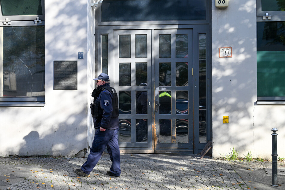 Ein Polizeibeamter geht an der Synagoge an der Brunnenstraße 33 in Berlin entlang, die Ziel eines Anschlags war.