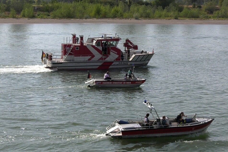 Seit Sonntagnachmittag wird im Rhein bei Gernsheim nach einem vermissten Schwimmer gesucht.