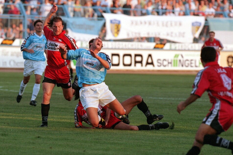 Ihn liebten die CFC-Fans: Karsten Oswald (49). Auch, weil er dorthin ging, wo es wehtat. Hier wird er im Zweitliga-Punktspiel am 18. August 2000 von Hannovers Fahed Dermech (57) rüde gefoult.