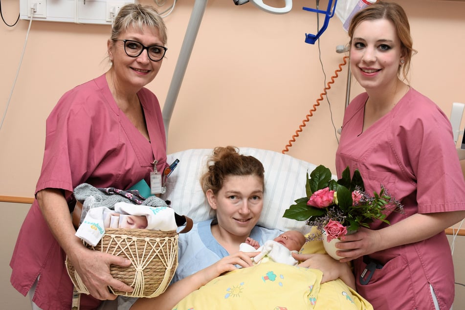 Mutter Vanessa Hagen mit Paula (M.) wurden von Schwester Anke (l.) und Fachärztin Inke Appel (r.) gut versorgt.