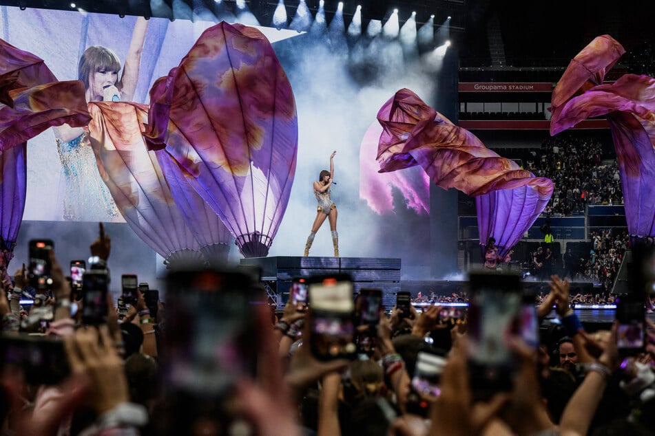 Mit ihrer "The Eras Tour" reiste die Sängerin um die ganze Welt und begeisterte in 51 Städten und mit 152 Shows ihre Fans.