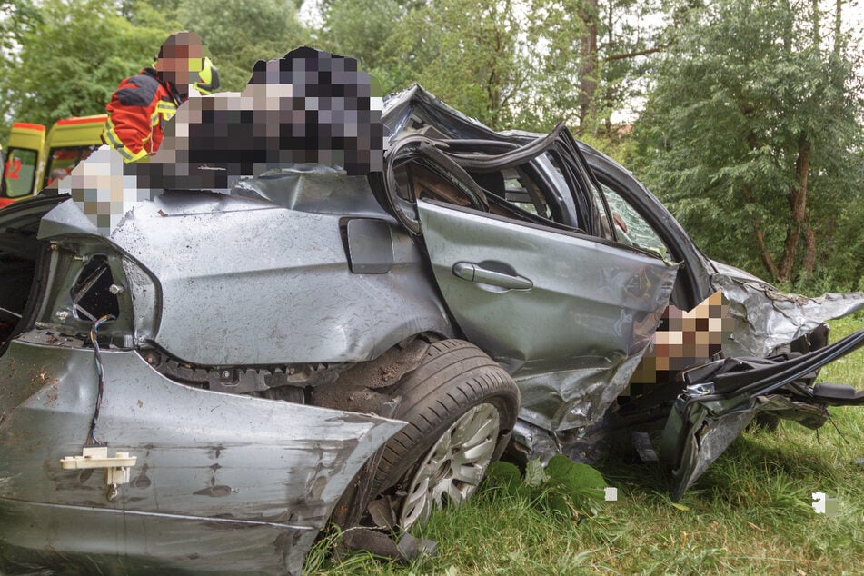 Der BMW ist nur noch ein Wrack. Das Unfallopfer wurde nach ersten Erkenntnissen schwer verletzt.