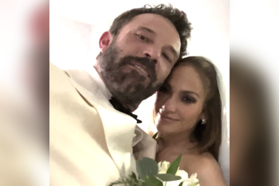 Jennifer Lopez (r) and Ben Affleck are all smiles after officially becoming man and wife!