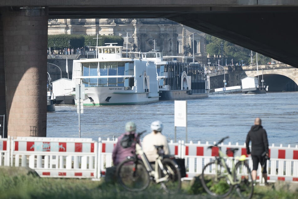 Das Wasser zieht sich langsam aus Dresden zurück, bis die Elbe ihren normalen Pegel erreicht hat, dauert es aber noch etwas.