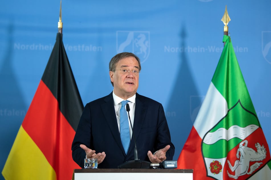 NRW-Ministerpräsident Armin Laschet (60, CDU) will beim Wiederaufbau nach der Flut-Katastrophe von der Erfahrung der ostdeutschen Bundesländer profitieren.