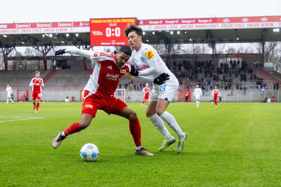 Unioner Danilho Doekhi (26, l.) kämpft gegen Holsteiner Shuto Machino (25) um den Ball.