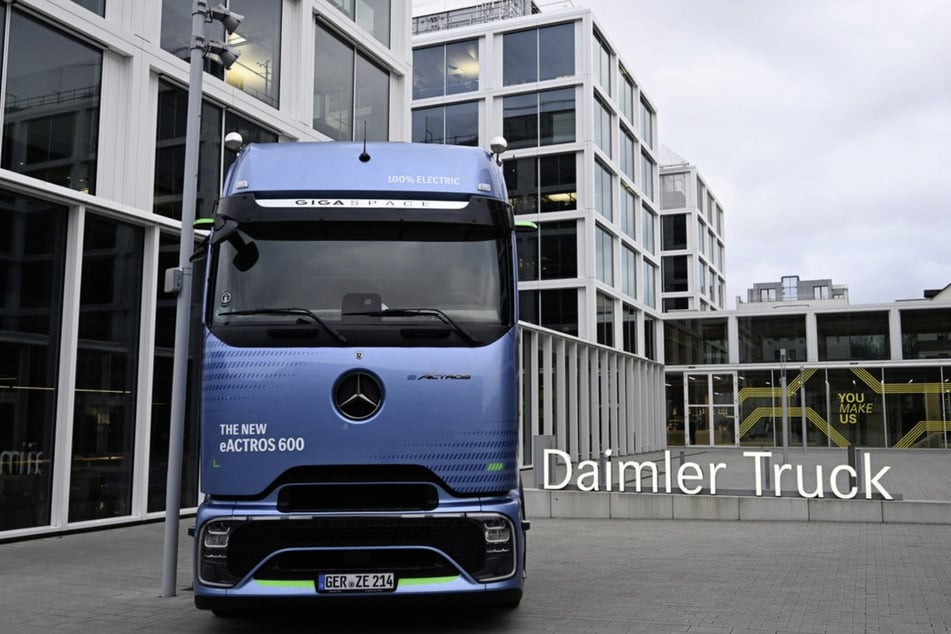 Daimler Truck ist ein Konzern, der sich am Ausbau der Wasserstoff-Tankstellen beteiligen will.