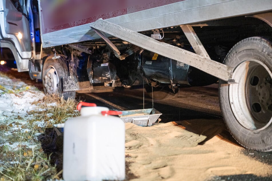 Der ausgelaufene Kraftstoff konnte zum Teil aufgefangen und gebunden werden.