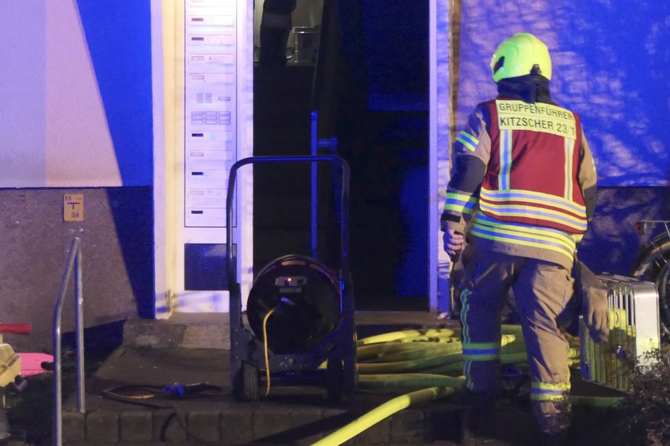 Anwohner schrien auf Balkons um Hilfe: 20 Menschen nach Kellerbrand im Krankenhaus