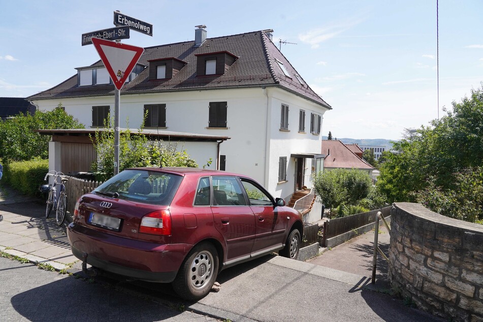 Ein Anblick, den es nicht alle Tage gibt: Ein roter Audi machte nach einem Navi-Fehler Bekanntschaft mit einer Treppe.