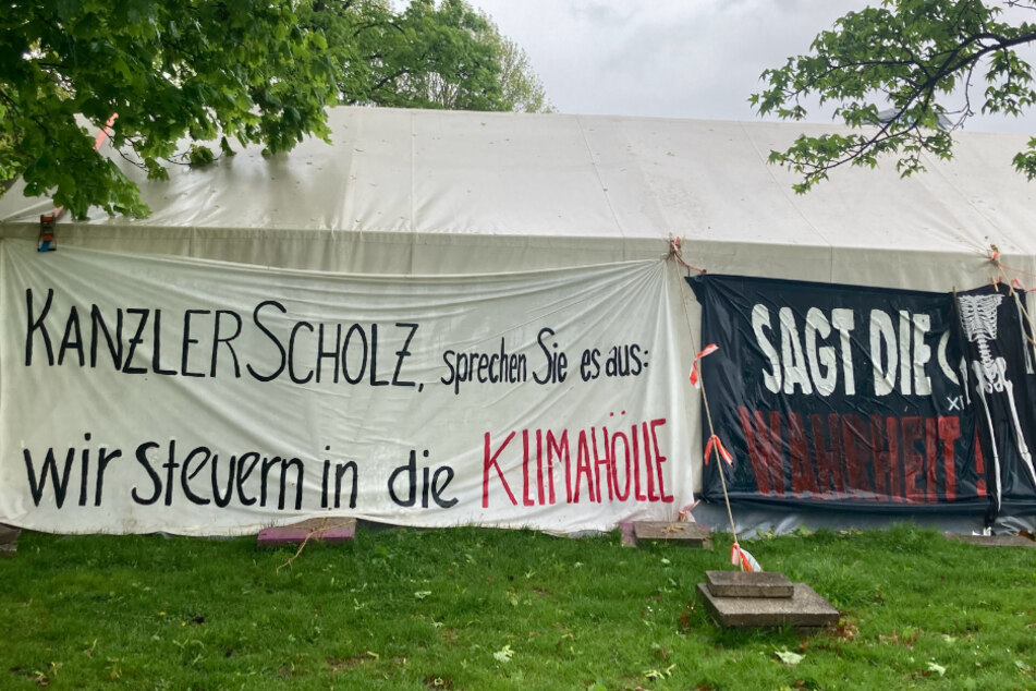 Die Hungerstreikenden fordern eine Regierungserklärung von Bundeskanzler Olaf Scholz (65, SPD).