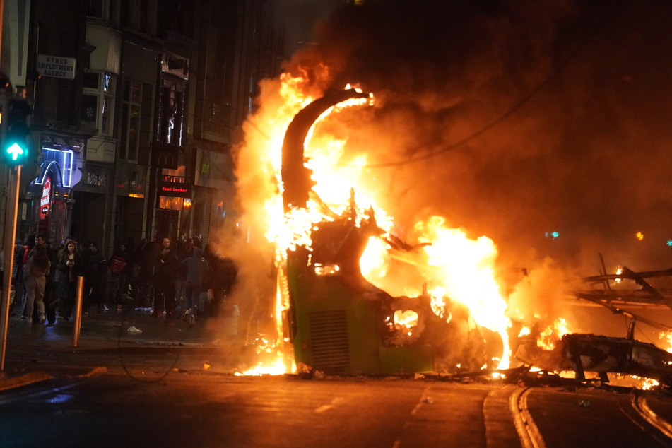 Ein Bus, der von Chaoten angezündet wurde, brannte komplett nieder.