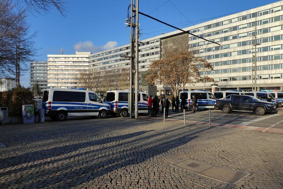 Die Brückenstraße ist aufgrund der Demonstrationen voraussichtlich bis 17 Uhr noch gesperrt.