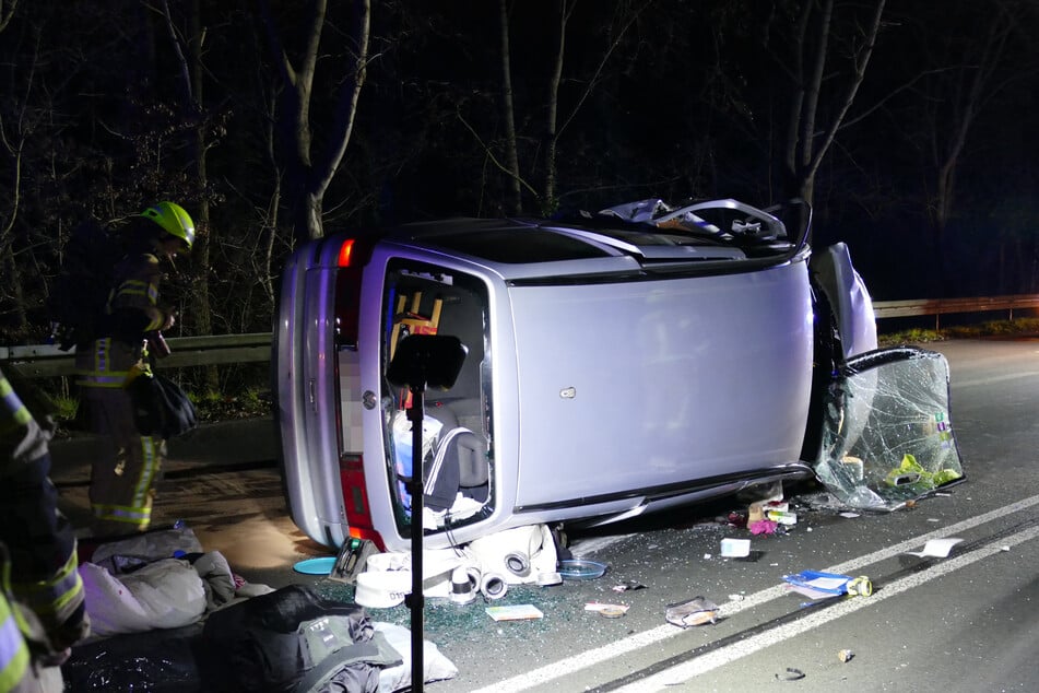 Der VW blieb nach dem Frontalzusammenstoß mit dem Audi auf der Seite liegen.