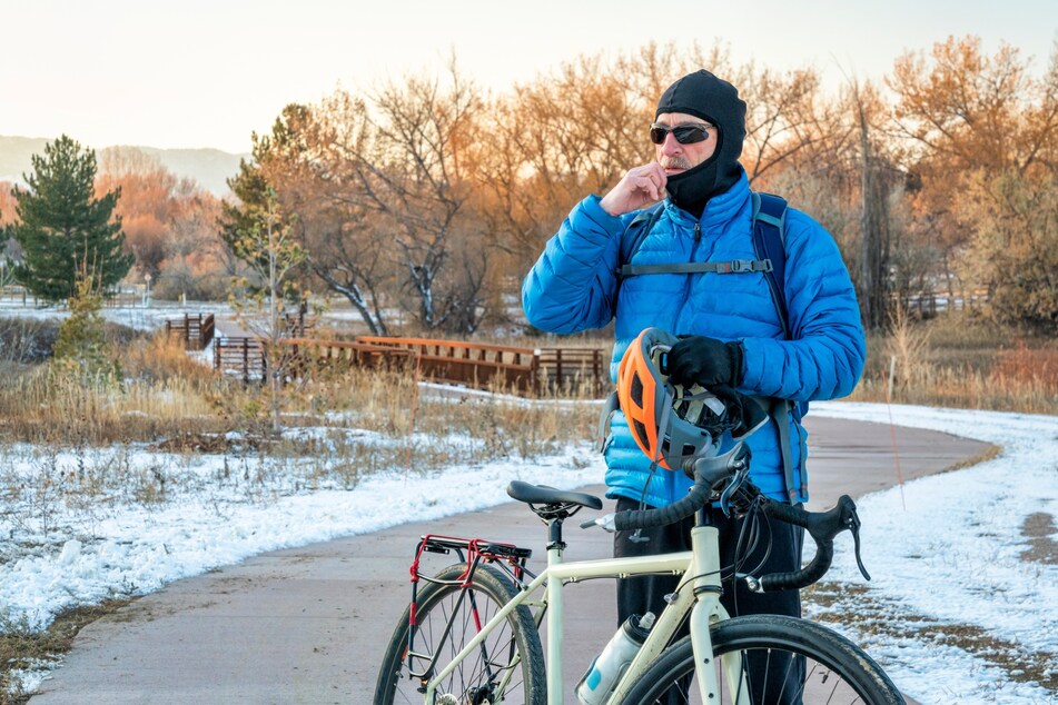 Zum Schutz vor Kälte und Verletzungen beim Radfahren im Winter unverzichtbar: Helmmütze oder Sturmhaube und Fahrradhelm. (Symbolbild)