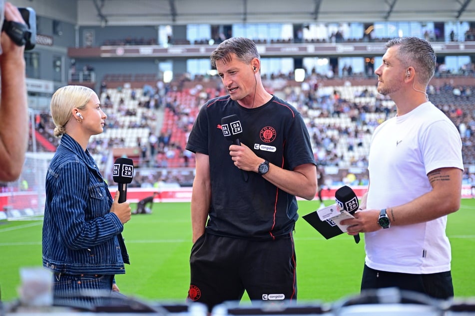 Moderatorin Lena Cassel (31, l.) lobte den Spielstil von St.-Pauli-Trainer Alexander Blessin (52, M.). (Archivbild)