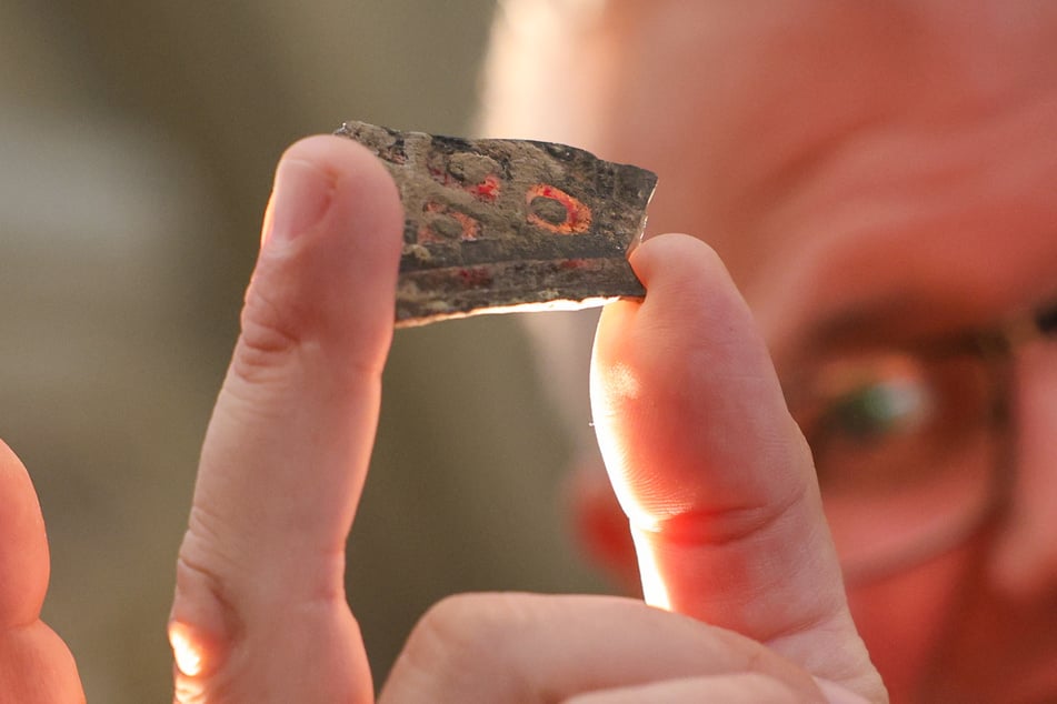 Auch Artefakte wie Perlen oder Keramik wurden bei den Grabungen entdeckt.