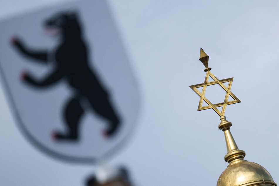 Das Wappen der Stadt Berlin ist vor dem Davidstern auf der Kuppel des Centrum Judaicum zu sehen. An eine Haustür geschmiert, bekommt das jüdische Symbol aber einen schändlichen Beigeschmack, der ans NS-Regime erinnert. (Symbolfoto)