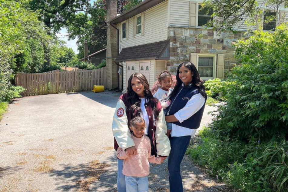 Vanessa Bryant (40) und ihre drei Töchter vor Kobe Bryants Elternhaus in Philadelphia.