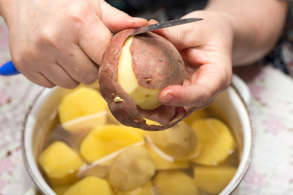 Sind die Kartoffeln in etwa gleich groß, garen sie alle gleichmäßig durch.