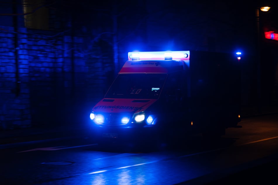 Der 43-Jährige wurde mit Verletzungen im Gesicht und an den Beinen ins Krankenhaus gebracht. (Symbolfoto)
