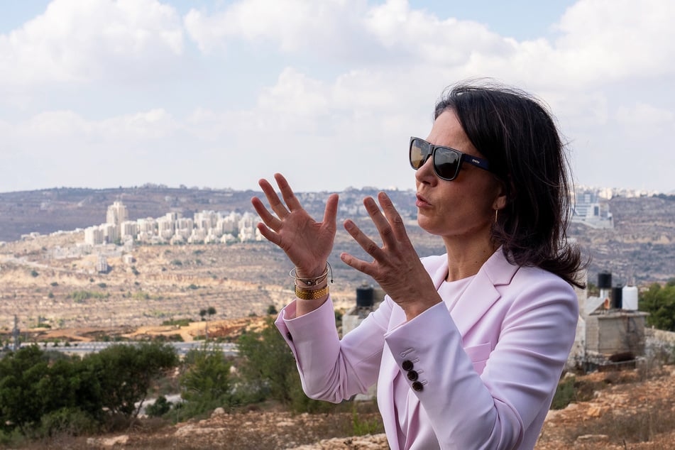 Deutschland fordert von Israel und den Hamas eine Einhaltung der vereinbarten Waffenruhe. Das Foto zeigt Außenministerin Baerbock (44, Grüne) bei einem Nahost-Besuch.