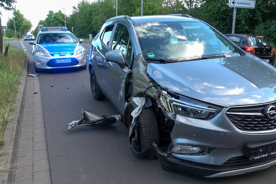 Mysteriöser Unfall: Mann fährt gegen Baum, dann übergibt er rätselhafte Kiste an Motorradfahrer