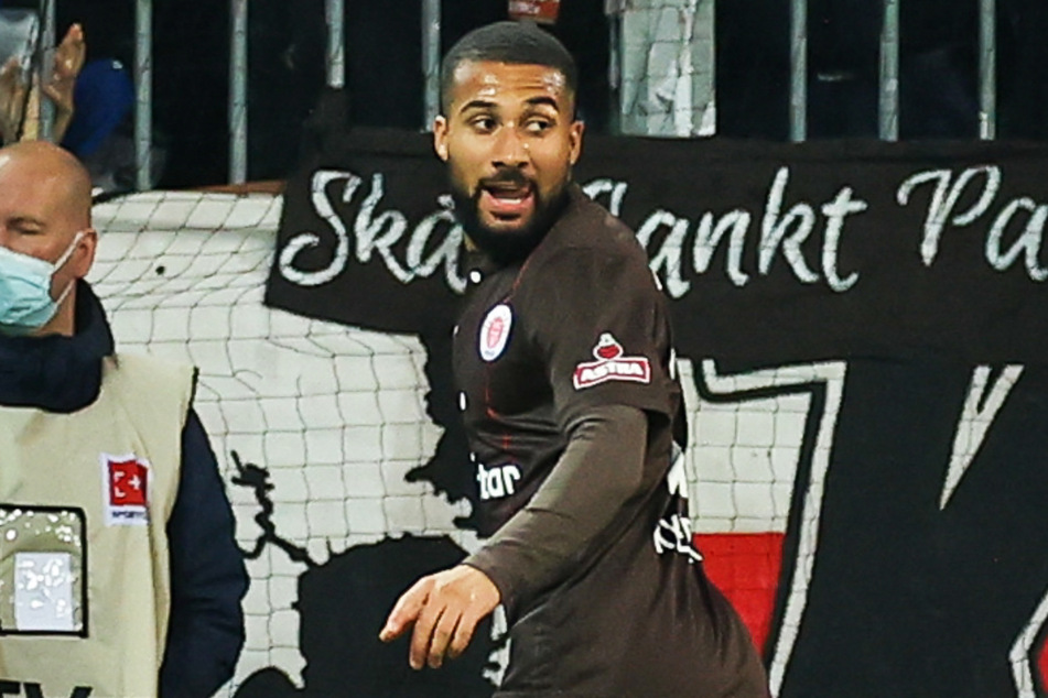 St. Paulis Matchwinner Daniel-Kofi Kyereh dreht nach seinem Treffer zum 3:1 gegen den SV Sandhausen jubelnd ab.