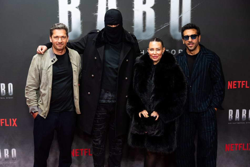 Zur Premiere der Doku in München blieb Haftbefehl lieber unter einer Maske. Begleitet wurde er von seiner Frau Nina (34) und den beiden Produzenten Pacco-Luca Nitsche (41, l.) und Elyas M'Barek (43).
