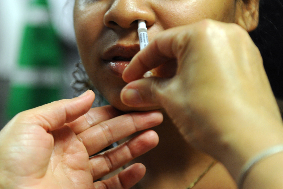 Die Impfdosis durch die Nase kann nun für alle ab 18 Jahren verwendet werden. (Symbolbild)
