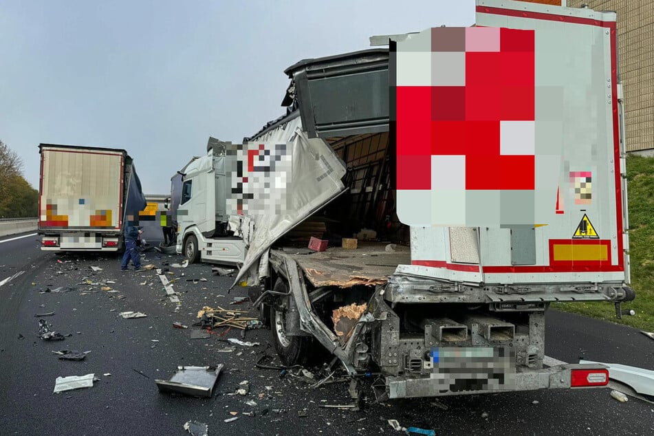 Seitlich wurde einer der Lkw ebenfalls schwer in Mitleidenschaft gezogen.