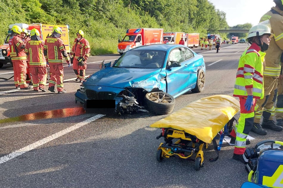 Unfall A44: Riesiges Trümmerfeld und fünf Verletzte nach Karambolage an der A44
