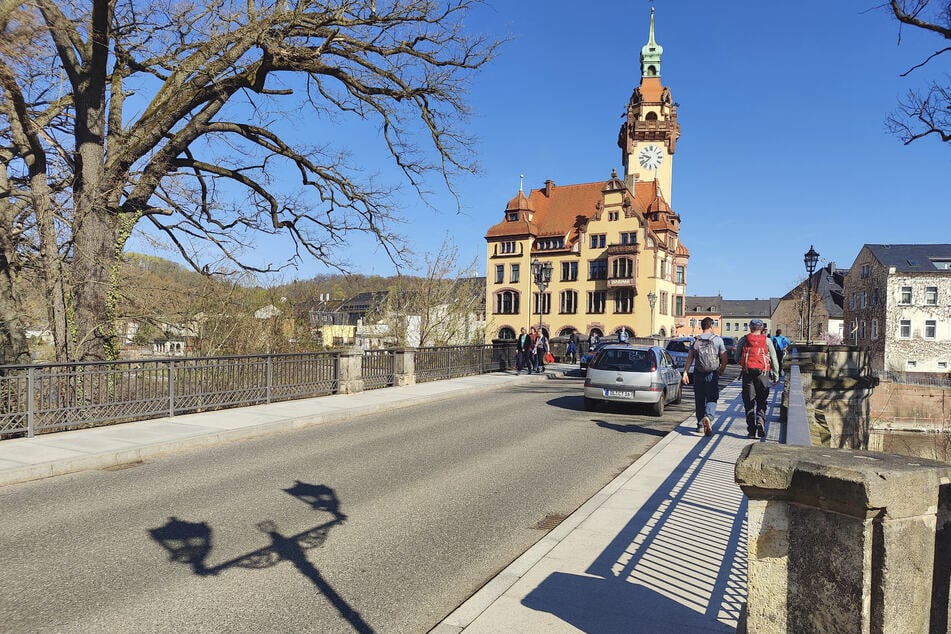 Kurz vor dem Ziel: Die Teilnehmer erreichen über die Brücke das Zentrum von Waldheim.