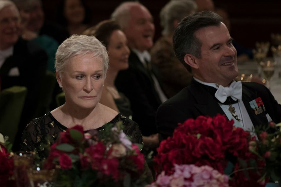 Der Mann fiebert dem Nobelpreis entgegen, doch die Frau (Glenn Close, 79) merkt, dass die Welt nicht in Ordnung ist.