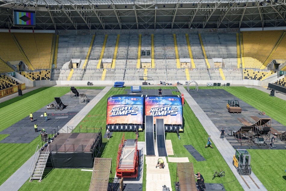 Die "Night of the Jumps" kann nicht überall stattfinden, denn die Athleten springen mit ihren Maschinen zwischen 21 und 24 Meter weit.